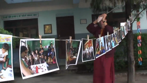 Reportaje ONG, Creciendo en Nepal: entrega del libro a los niños