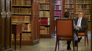 El director de la Academia Puertorriqueña de la Lengua Española, José Luis Vega, dialoga con José Romera Castillo
