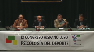 Mesa con entrenadores