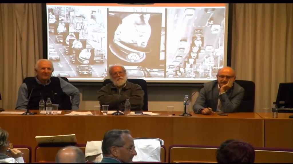 Discusión sobre la mesa: Sociedad y Política