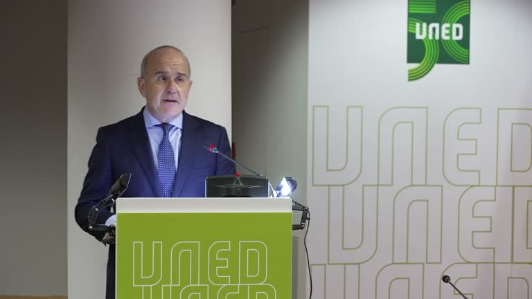 Rector Magnífico de la UNED D. Ricardo Mairal Usón