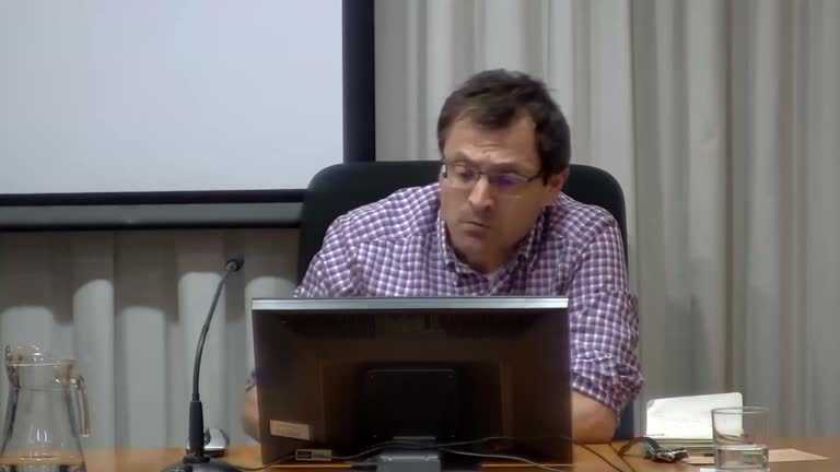 Mesa Redonda: Mujeres y niños. Crisis humanitarias pasadas y actuales