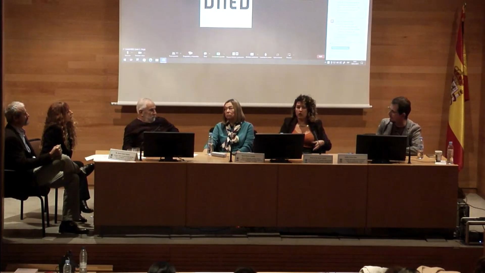 Preguntas por parte de los moderadores a los distintos participantes en la mesa y ponentes