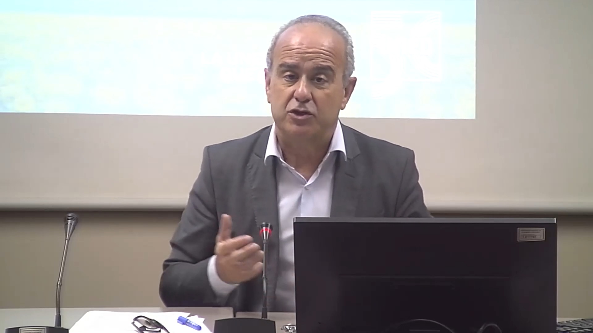 Reunión de los candidatos, con los tutores de la UNED en el salón de actos de la OEI