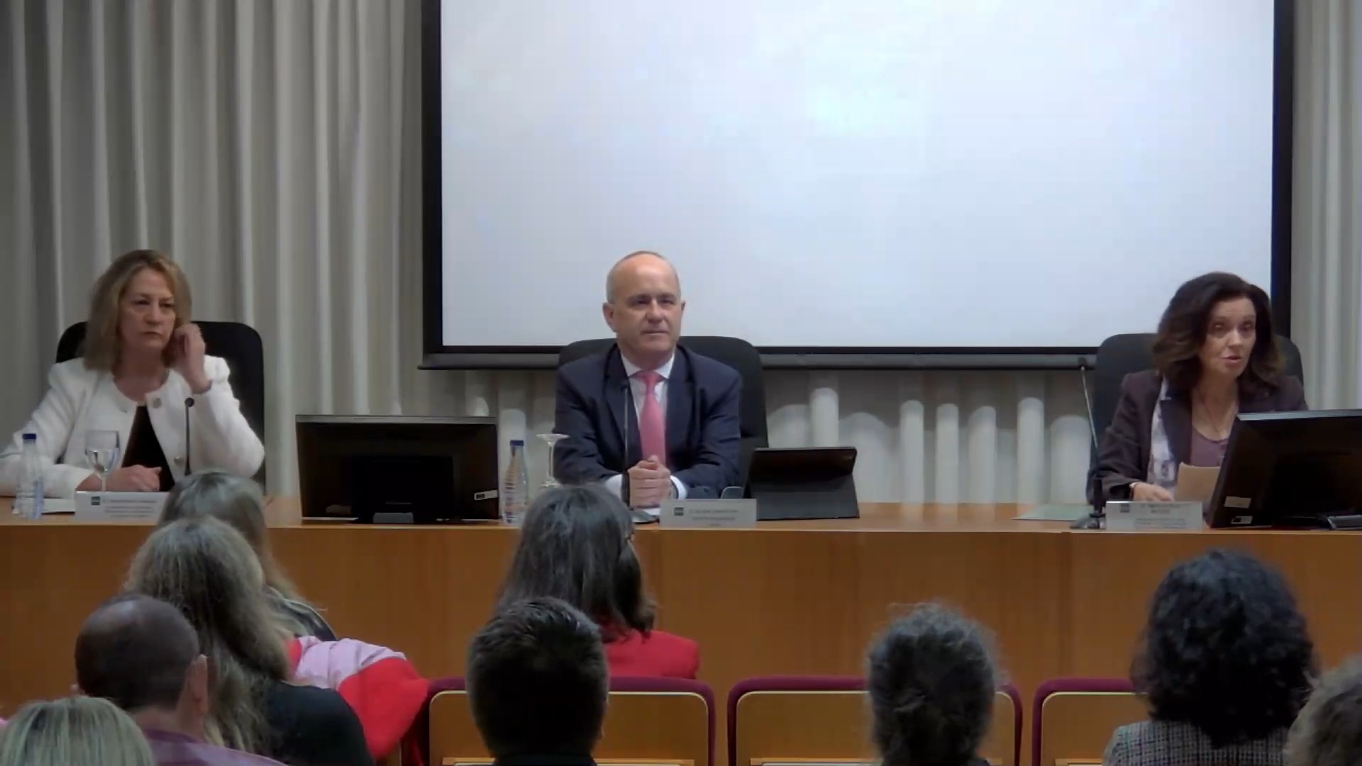 Hablemos de mujer y liderazgo en el sector público (acto completo)