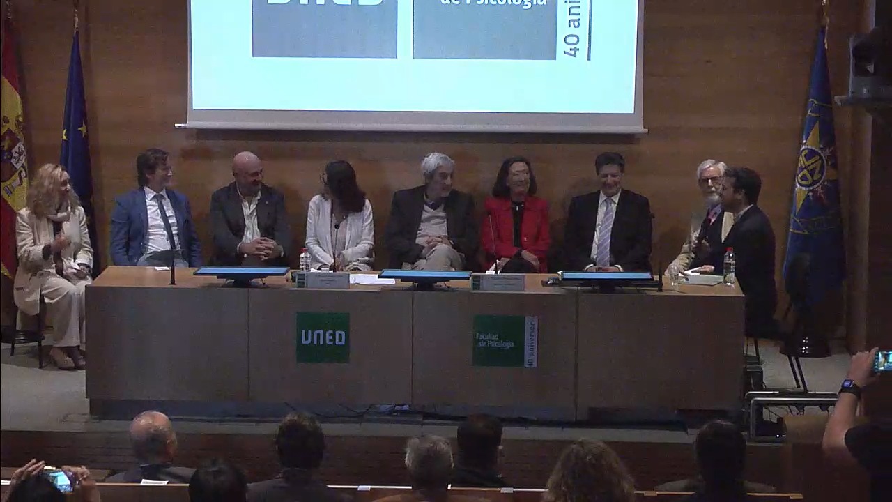 Recuerdos y reflexiones de las decanas y decanos  de la Facultad de Psicología